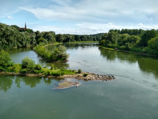 Blick auf die Donau und den Kirchturm von Bad Abbach