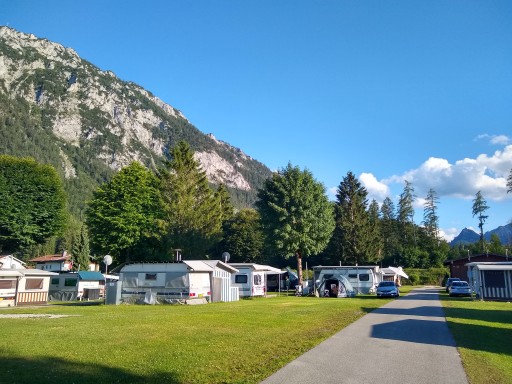 Ein kleiner Teil der Stellplätze des Campingplatz Ortnerhof bei Ruhpolding